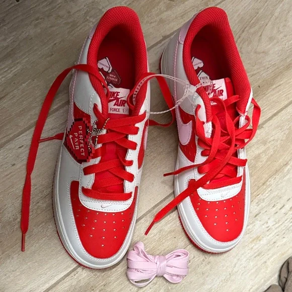 Nike Valentine’s Day Red and White Sneakers size 7Y brand new - Picture 3 of 12